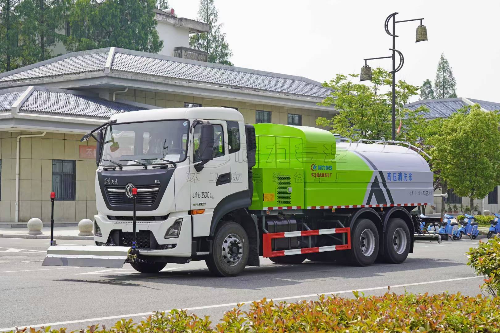 東風(fēng)天龍路面清洗車(chē)