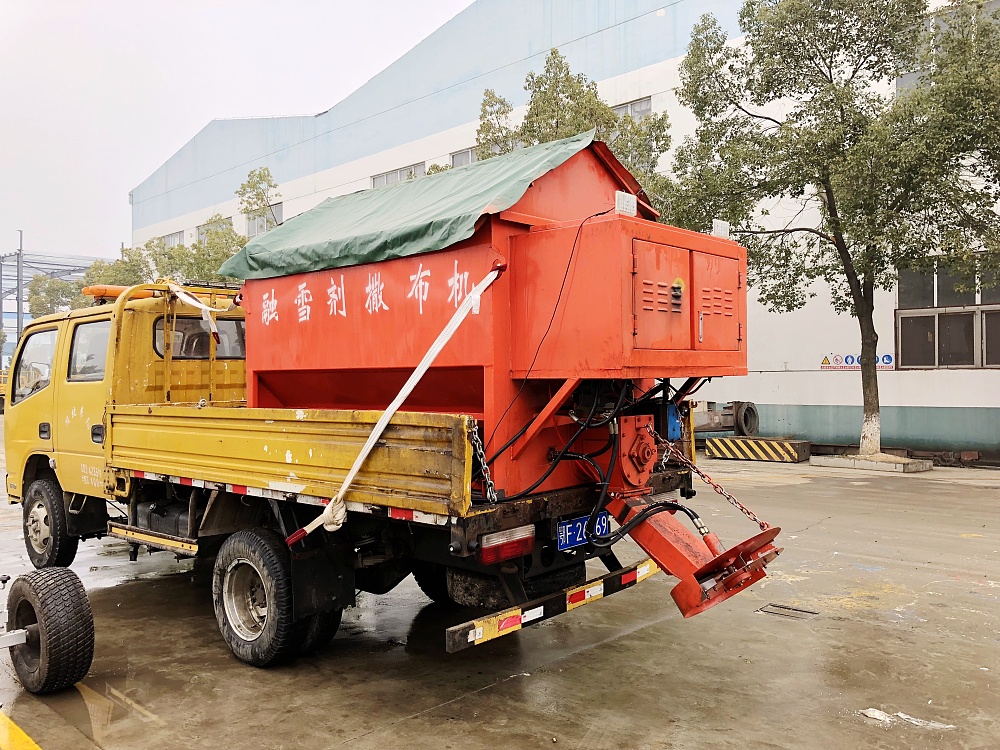 東風雙排座貨車帶融雪劑撒布機