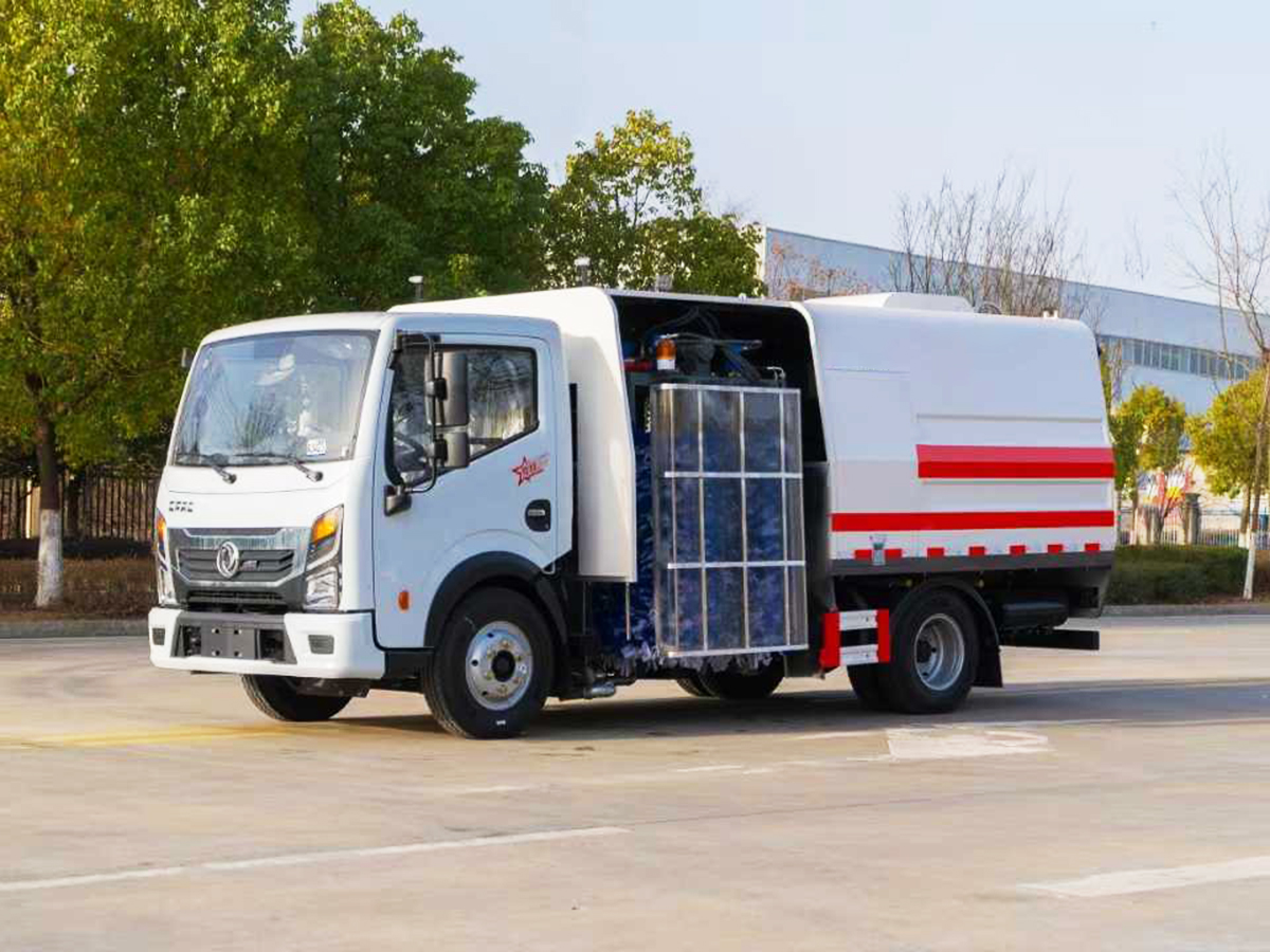 東風(fēng)多利卡護(hù)欄清洗車(chē)